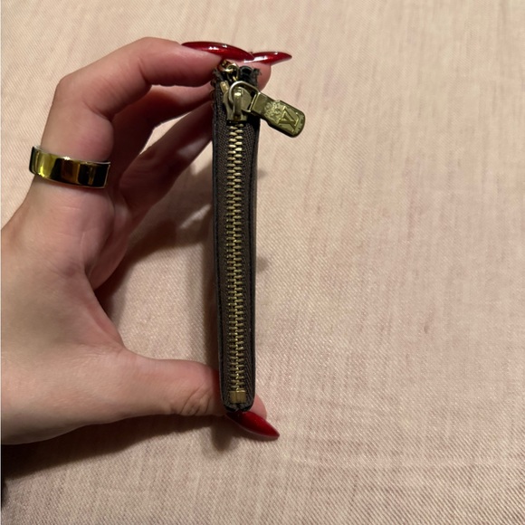 Luxury Louis Vuitton Brown Checkered Key Holder with Gold Accents - Picture 5 of 6